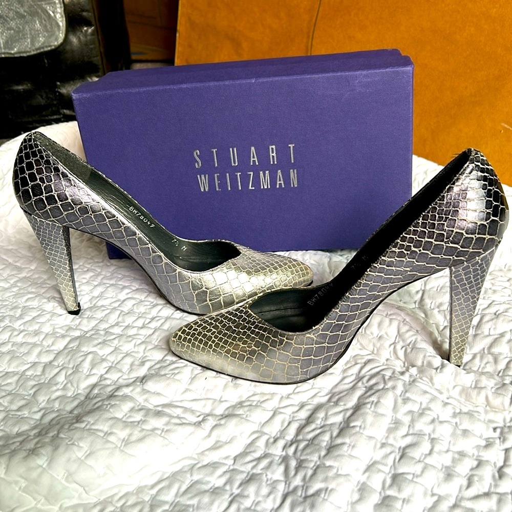Stuart Weitzman silver grey animal scale print high heel pumps 7.5 m